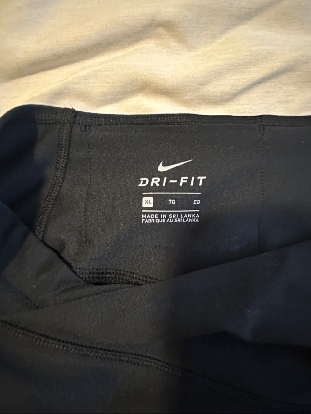 CLOSET SALE ๐๏ธ
Nike Black Capri Athletic Leggings - Picture 3 of 4